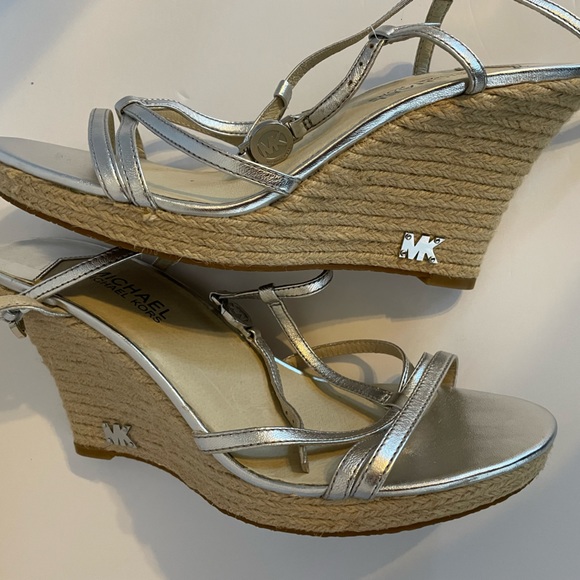 Michael Kors Women's Kami T Strap wedge silver sandals size 10 NIB - Picture 5 of 7